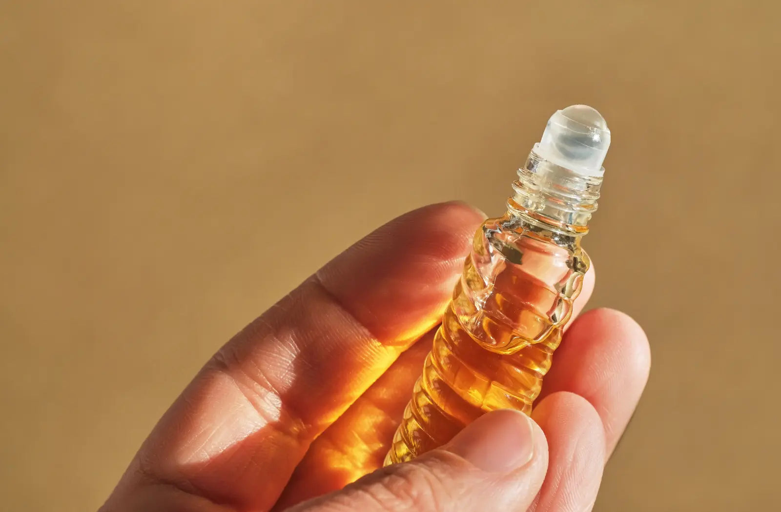 Parfymeoljer: Den Ultimate Guiden til Langvarig og Luksuriøs Duft