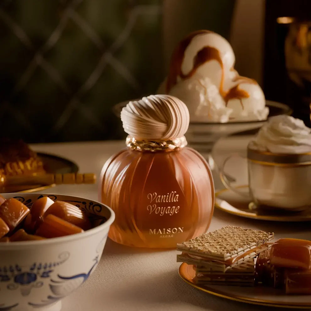 Vanilla Voyage parfyme på et bord med karamell og honning