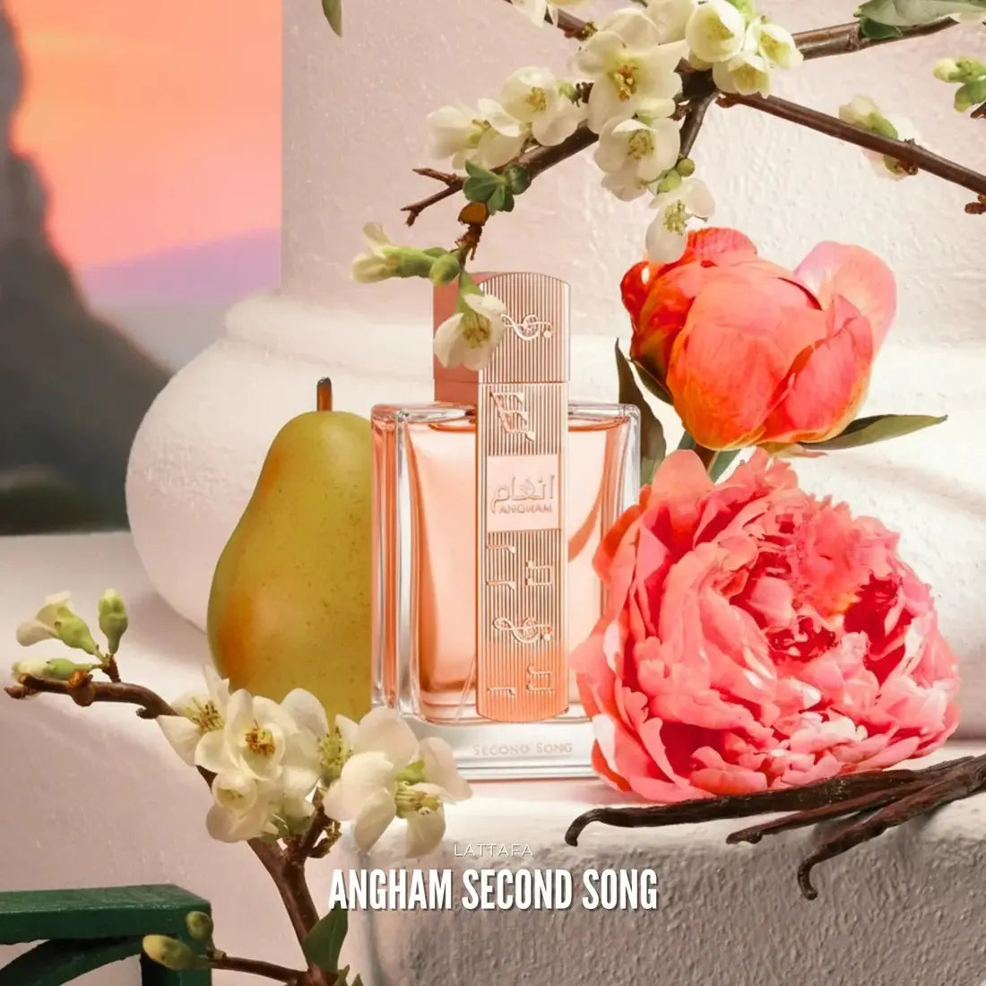 Angham Second Song parfymeflasken sammen med roser og pære