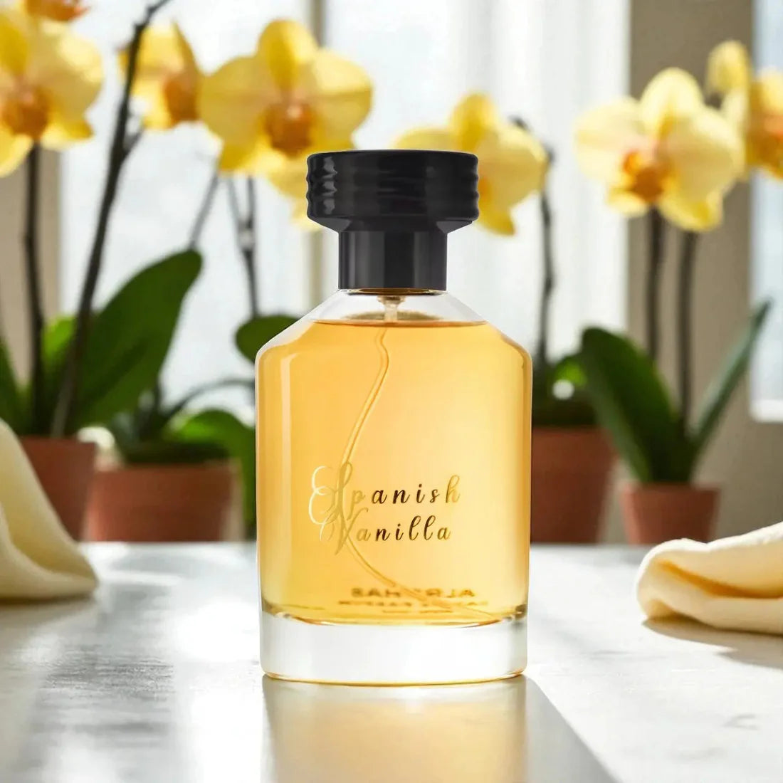 Spanish Vanilla på et bord med blomster i bakgrunnen